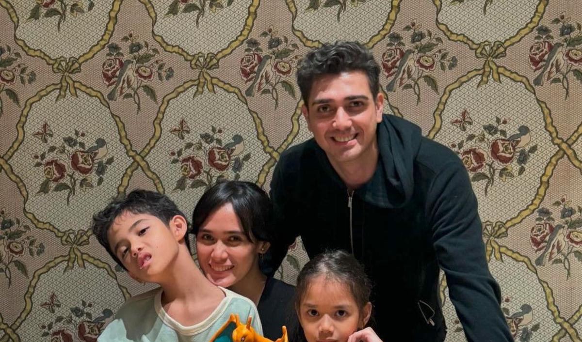 Sebagai anak yang lahir di keluarga selebriti, Clover Satin Albar sudah mendapat sorotan sejak belia.
