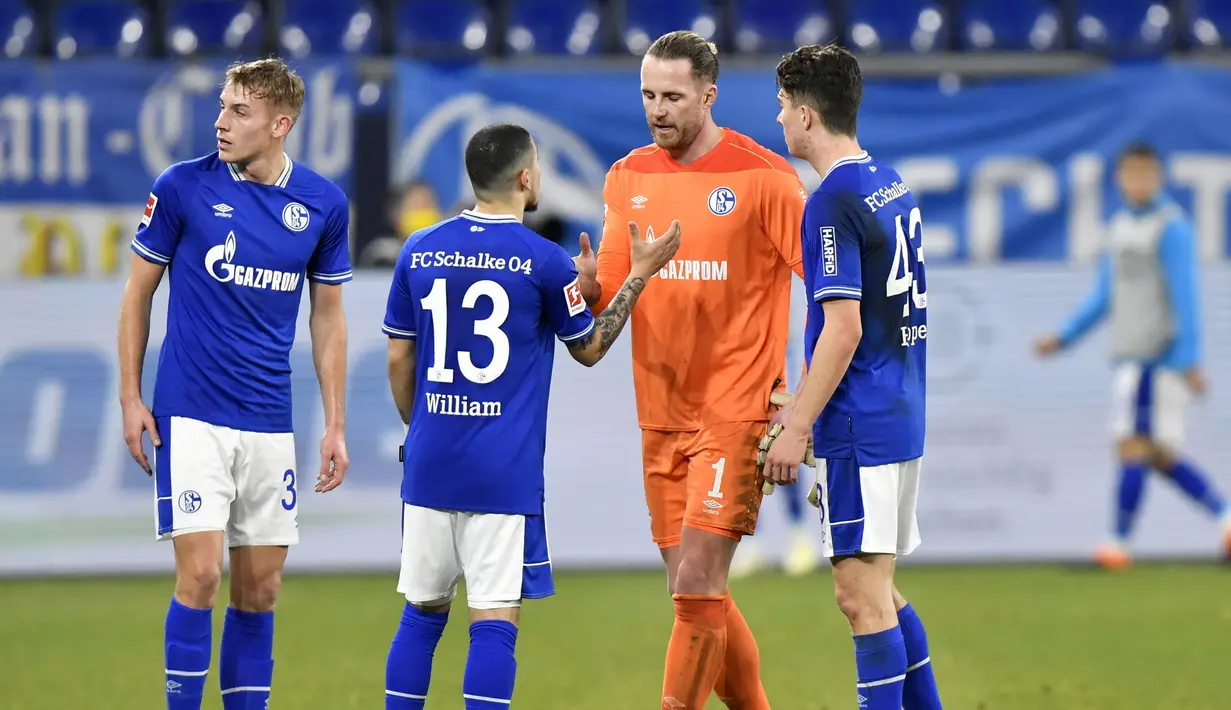 Kiper Schalke, Ralf Faehrmann (kedua dari kanan) meninggalkan lapangan usai mengalami cedera saat menghadapi Borussia Dortmund dalam laga lanjutan Liga Jerman 2020/21 pekan ke-22 di Veltins Arena, Sabtu (20/2/2021). Schalke kalah 0-4 dari Borussia Dortmund. (AP/Martin Meissner/Pool)