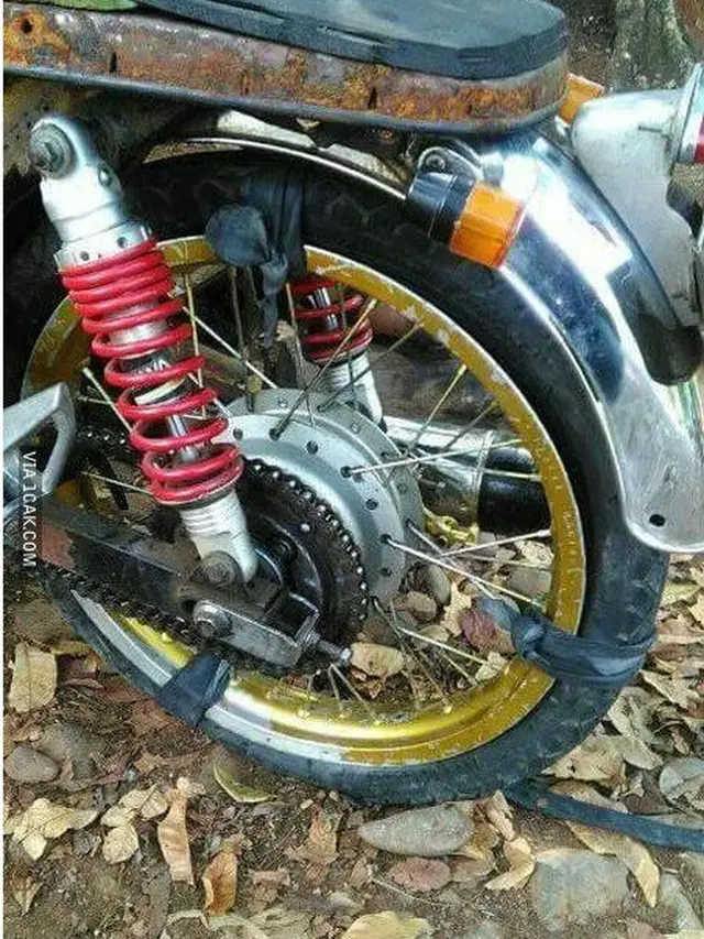 Tingkah Nyeleneh Tukang Tambal Ban Ini Bikin Tepuk Jidat