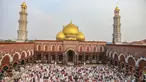 Umat Islam melaksanakan salat Idul Adha 1446 Hijriah di Mesjid Dian Al-Mahri atau lebih dikenal Mesjid Kubah Emas di Depok, Jawa Barat, Jumat (6/6/2025). (merdeka.com/Arie Basuki)