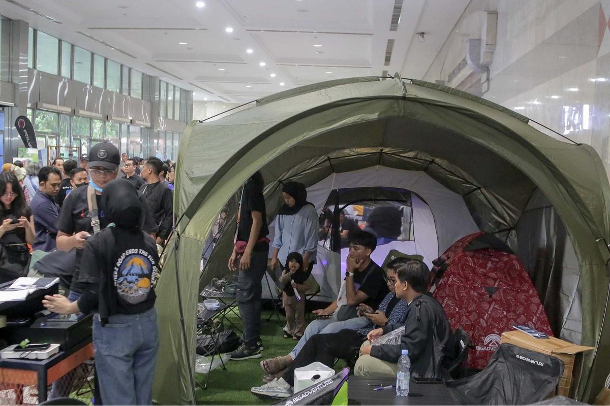 FOTO: Akhir Pekan, Pengunjung Berburu Perlengkapan Outdoor di Indofest 2025