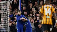 Penyerang Chelsea Olivier Giroud merayakan golnya bersama rekan setimnya, Pedro usai membobol gawang Hull City dalam pertandingan Piala FA Inggris di stadion Stamford Bridge di London (16/2). (AP Photo / Alastair Grant)