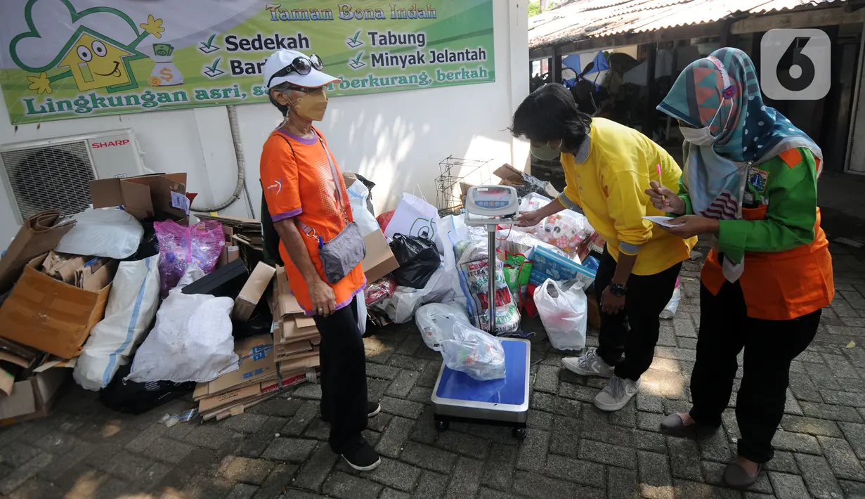 Warga mengumpulkan sampah yang akan dikonversi ke dalam buku tabungan pada salah satu perumahan elite di kawasan Lebak Bulus, Jakarta Selatan, Selasa (21/9/2021). Kegiatan ini digelar berkat kerja sama dengan Bank Sampah DKI. (merdeka.com/Arie Basuki)