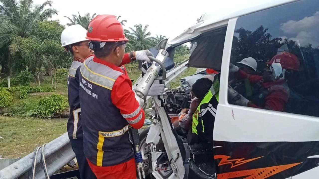 Sopir Hilang Konsentrasi, Ambulans Tabrak Truk di Tol Kutepat Tebing Tinggi–Indrapura Hingga 2 Orang Tewas