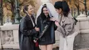 Medina tampil kasual dengan velvet jacket, tank top dan celana putih. Lengkapi gaya Parisian-nya, Medina kenakan sneakers yang nyaman [@medinadinaaa]