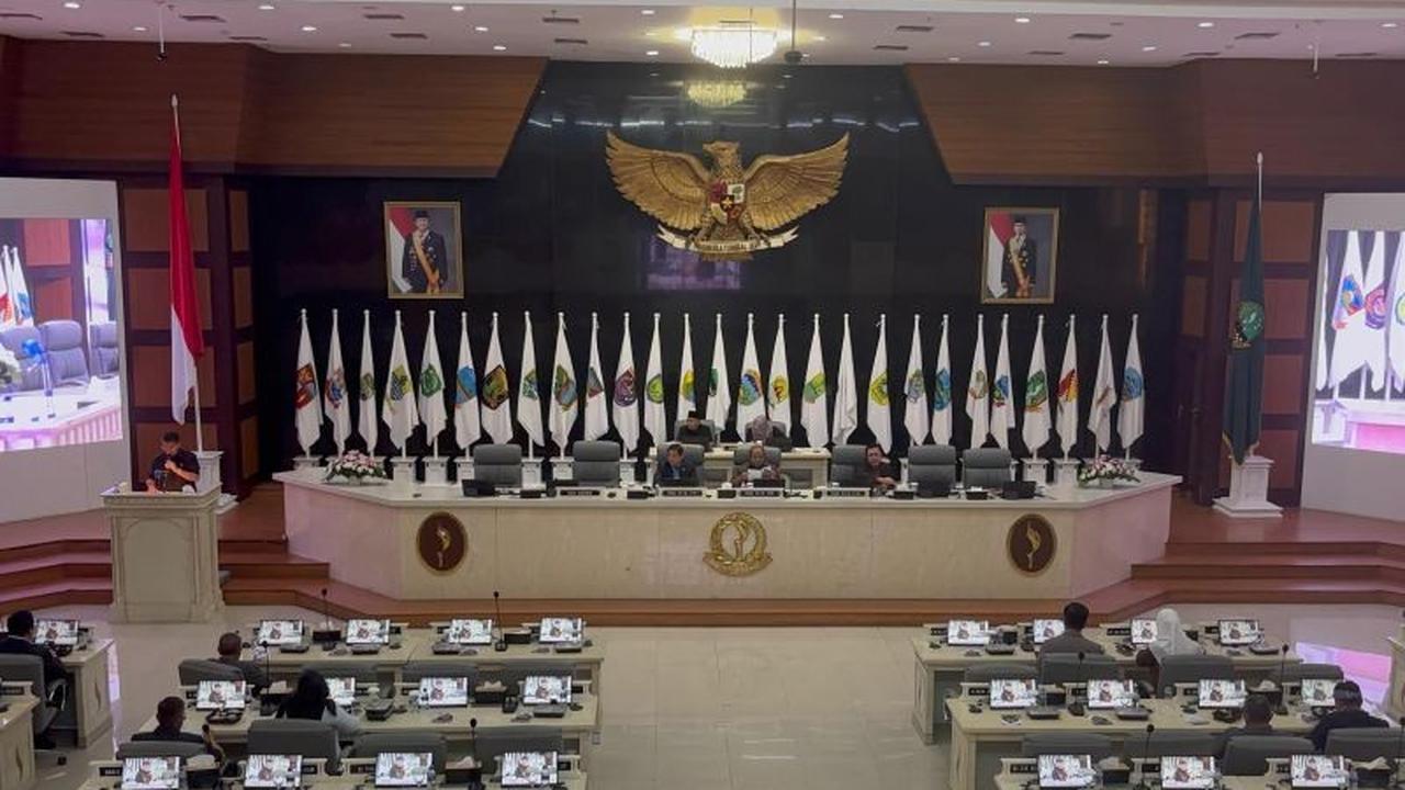 Pemprov Jabar Serahkan Nota Keuangan RAPBD Jabar 2026, Target Pendapatan Rp28,78 Triliun