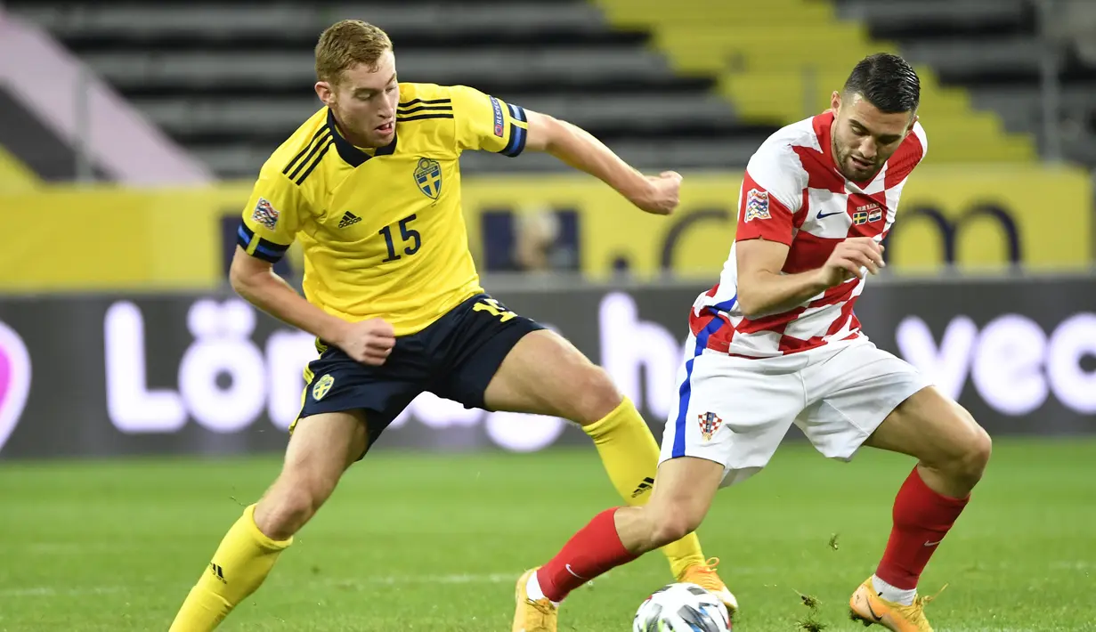 Striker Swedia, Dejan Kulusevski (kiri), berebut bola dengan gelandang Kroasia, Mateo Kovacic dalam laga UEFA Nations League Grup 3 di Friends Arena, Solna, Swedia, Minggu (15/11/2020) dini hari WIB. Swedia menekuk Kroasia 2-1. (AFP/Henrik Montgomery/TT News Agency)