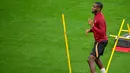 Gelandang Atletico Madrid Geoffrey Kondogbia menghadiri sesi latihan di Leverkusen, Jerman barat, Senin (12/9/2022). Atletico Madrid akan menantang tuan rumah Bayern Leverkusen dalam lanjutan match day kedua Liga Champions 2022-2023 pada Rabu 14 September 2022 dini hari WIB di Bay Arena. (Photo by SASCHA SCHUERMANN / AFP)