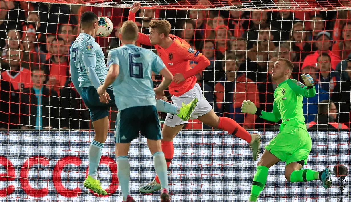 Pemain Irlandia Utara Josh Magennis  (kiri) mencetak gol ke gawang Belanda pada laga kualifikasi Euro 2020 di Rotterdam, Belanda, Kamis (10/10/2019). Belanda menang 3-1 dengan dua gol di antaranya dicetak Memphis Depay. (AP Photo/Peter Dejong)