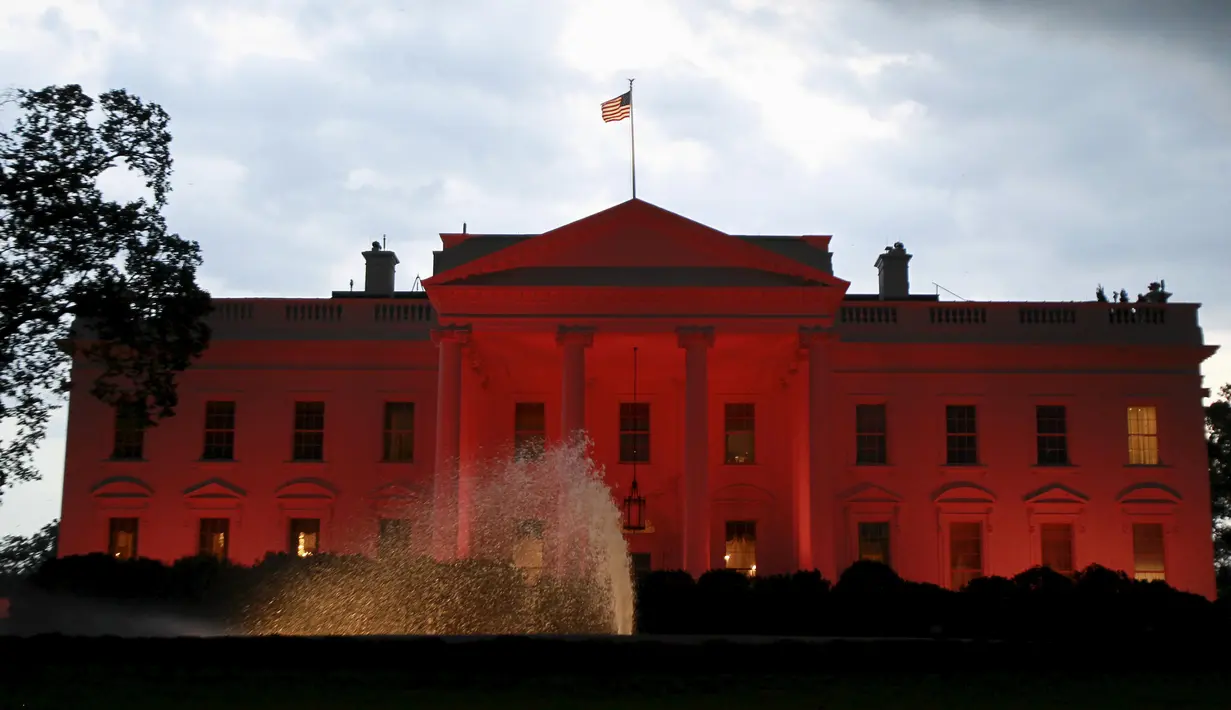 Gedung Putih dihiasi cahaya warna pink sebagai tanda dukungan atas kewaspadaan bahaya kanker payudara, Washington, Jumat (9/10/2015). Tiap tahunnya di bulan Oktober, ditetapkan sebagai bulan kewaspadaan atas kanker payudara. (REUTERS/Yuri Gripas)
