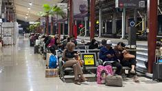 Kereta Jalur Pantura Terlambat hingga 2,5 Jam Akibat Rel Terendam Banjir di Kendal, KAI Minta Maaf