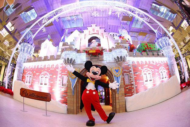 Bersama karakter Disney | copyright vemale.com