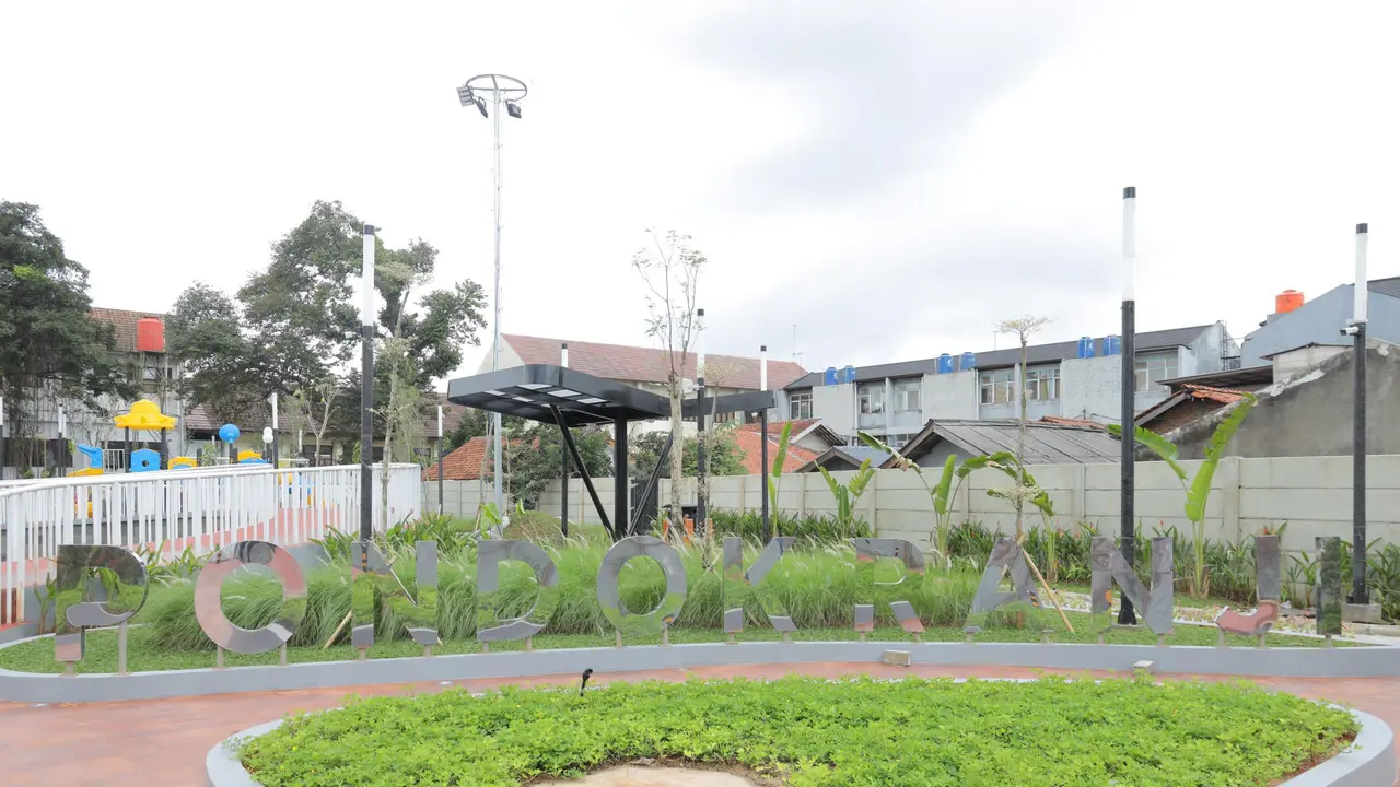 Alun-alun Pondok Ranji di Kecamatan Ciputat Timur mulai ramai dimanfaatkan warga sebagai ruang publik untuk bermain, berolahraga, hingga berkumpul bersama keluarga. (Liputan6.com)