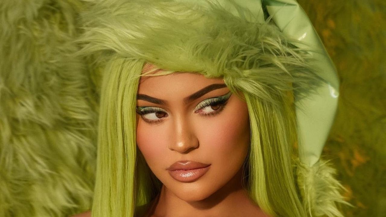 Kylie Jenner keluarkan koleksi kosmetik terbaru, Kylie X The Grinch.