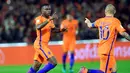 Pemain Belanda, Quincy Promes merayakan golnya bersama Wesley Sneijder saat melawan Belarus pada kualifikasi Piala Dunia 2018 di Stadion De Kuip, Rotterdam, Sabtu (08/10/2016) dini hari WIB. (REUTERS/United Photos/Toussaint Kluiters)