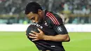 Gaya khas Robinho usai mencetak gol penentu kemenangan AC Milan atas Brescia dalam lanjutan Serie A di Stadio Mario Rigamonti, 23 April 2011. AFP PHOTO/ANDREAS SOLARO
