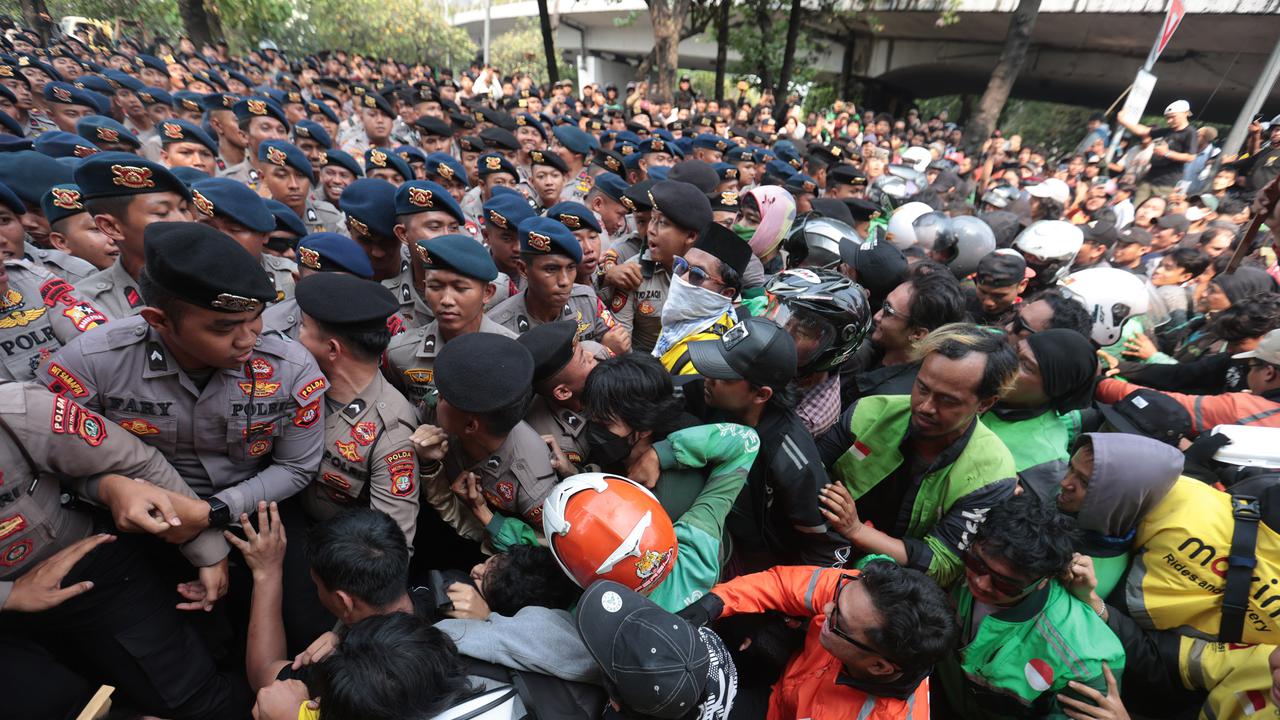 Aksi Dorong Mendorong Warnai Upaya Mahasiswa Menuju Gedung DPR