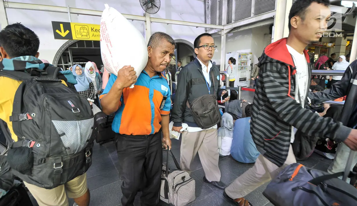 Penumpang arus balik membawa barang bawaannya keluar meninggalkan Stasiun Senen, Jakarta, Sabtu (1/7). Menurut pihak PT KAI, jumlah penumpang yang turun di Stasiun Pasar Senen diprediksi kuat masih akan bertambah. (Liputan6.com/Yoppy Renato)