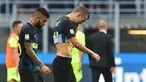 Pemain Inter Milan, Gabriel Barbosa (kiri) dan rekannya Ivan Perisic meninggalkan lapangan usai laga melawan Bologna pada lanjutan Serie A Italia di Stadion Giuseppe Meazza, Milan, (25/9/2016). (AFP/ Giuseppe Cacace)