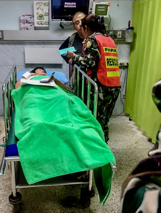 Turis Prancis, Benetulier Lesuffleur, dilarikan ke rumah sakit akibat menderita luka serangan buaya yang terjadi di Taman Nasional Khao Yai, Thailand, 1 Januari 2017. Insiden ini terjadi ketika sang turis mencoba ber-selfie dengan seekor buaya. (HO/AFP)