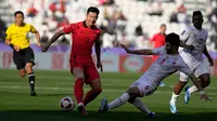 Pemain Korea Selatan Son Heung Min (tengah) berebut bola dengan pemain Bahrain Mohamed Alhardan pada pertandingan sepak bola Grup E Piala Asia di Stadion Jassim Bin Hamad, Doha, Qatar, Senin (15/1/2024). (AP Photo/Thanassis Stavrakis)