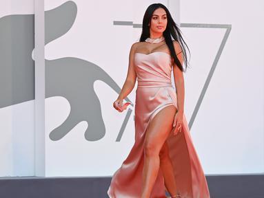 Model dan aktris Argentina-Spanyol Georgina Rodriguez tiba untuk pemutaran film "The Human Voice" pada hari kedua Festival Film Venesia ke-77 di Venice Lido (3/9/2020). Pacar Cristiano Ronaldo ini tampil cantik dengan gaun berwarna pink. (AFP/Alberto Pizzoli)