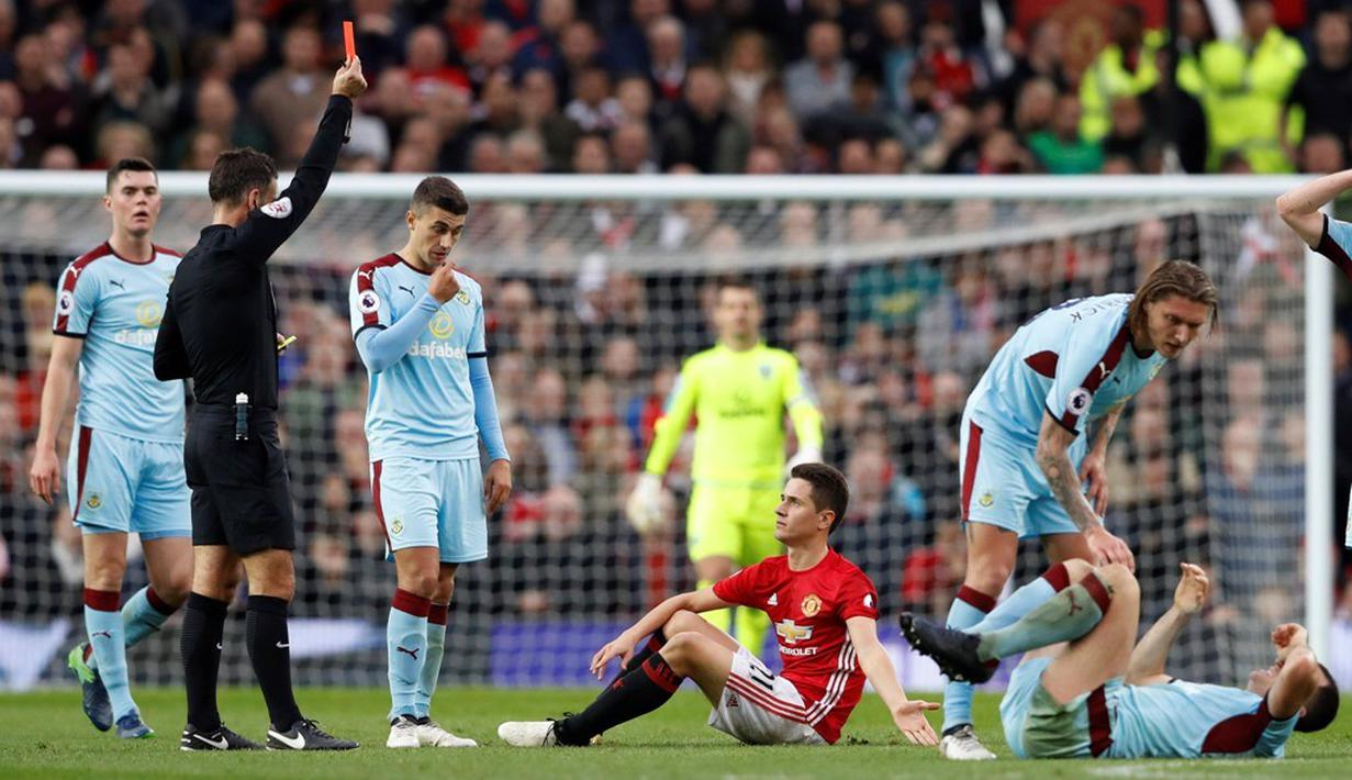 Manajer Jose Mourinho dan gelandang Ander Herrera diusir wasit ke luar lapangan saat Manchester United menjamu Burnley di Stadion Old Trafford pada laga Premier League 2016-2017, Sabtu (29/10/2016). (Reuters/Phil Noble)