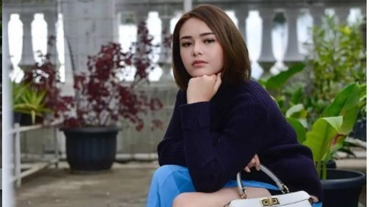 Gaya Amanda Manopo Pakai Tas Mewah Seharga Rp64 Juta