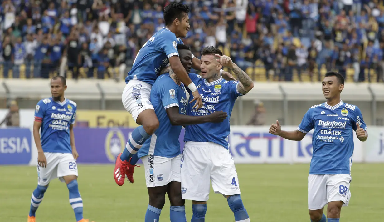Pemain Persib Bandung merayakan gol yang dicetak oleh Ezechiel Ndouasel ke gawang Persiwa Wamena pada laga Piala Indonesia di Stadion Si Jalak Harupat, Bandung, Senin (11/2). Persib menang 7-0 atas Persiwa. (Bola.com/M Iqbal Ichsan)