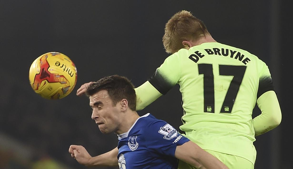 Pemain Manchester City, Kevin De Bruyne (kanan) cberduel di udara dengan pemain Everton, Seamus Coleman pada leg pertama semi-final Piala Liga Inggris di Stadion Goodison Park, Liverpool, Rabu (6/01/2016). (AFP Photo/Paul Ellis)