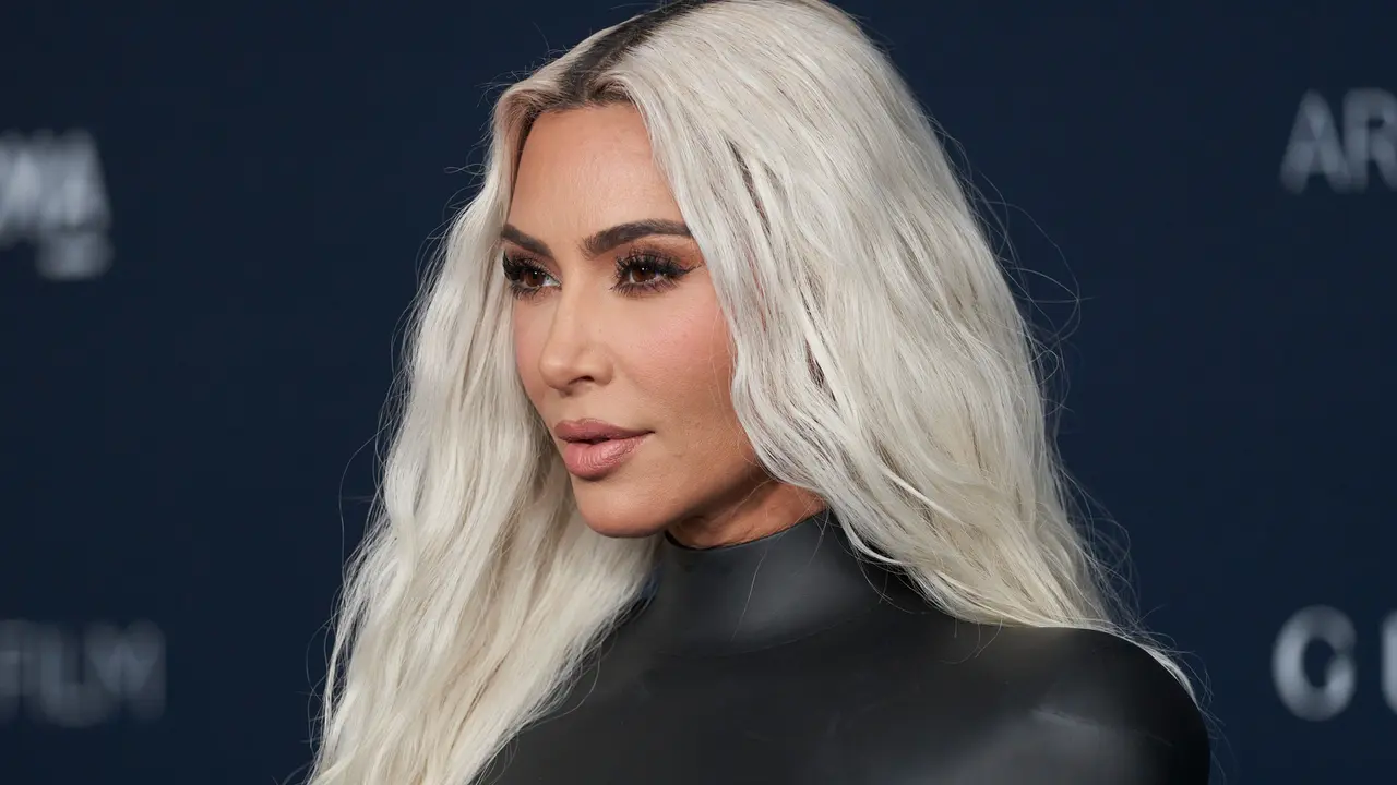 Kim Kardashian Tampil Glamor Pakai Gaun Vinil Hitam Ketat di LACMA Art+Film Gala
