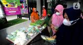 Kaum ibu mengambil gratis sayuran di Jati Padang, Pasar Minggu, Jakarta Selatan, Minggu (2/4/2023). (merdeka.com/Arie Basuki)