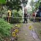 Petugas Polres Ciamis tengah melakukan olah TKP di lokasi pembunuhan dan mutilasi di Dusun Sindangjaya, Desa Cisontrol, Kecamatan Rancah, Kabupaten Ciamis, Jawa Barat. (Liputan6.com/Jayadi Supriadin)