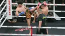 Petarung asal Iran, Bashir, melancarkan high kick yang mengenai kepala Aditya Armagedon dalam laga Byon Combat Showbiz 8 di Tennis Indoor Senayan, Jakarta, Sabtu (29/8/2026). (KLY/Budy Santoso)