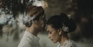 Adinia Wirasti menggelar pernikahan dengan sang kekasih. Berbalut kebaya putih rancangan Rama Dauhan, nuansa Jawa membuat tampilan keduanya begitu intim. [Foto: Instagram/ Adinia Wirasti].