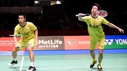 Pasangan Kevin Sanjaja Sukamuljo dan Marcus Feraidi Gideon saat berhadapan dengan wakil tuan rumah, Takuto Inoue/Yuki Kaneko di Japan Open 2017 di Tokyo, Jepang, (24/9). (AFP Photo/Toru Yamanaka)