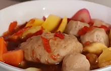 Mencicipi Bakso Kuah Rujak yang Unik di Jakarta Timur, Topingnya Pakai Buah Segar