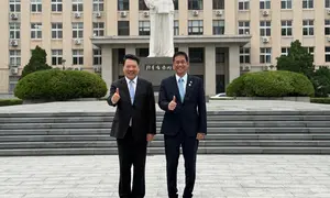 Menteri Keuangan (Menkeu) Purbaya Yudhi Sadewa menerima gelar Profesor Kehormatan (Honorary Professor) di bidang Ekonomi dari Universitas Nankai, Tiongkok. (Dok. Kemenkeu)