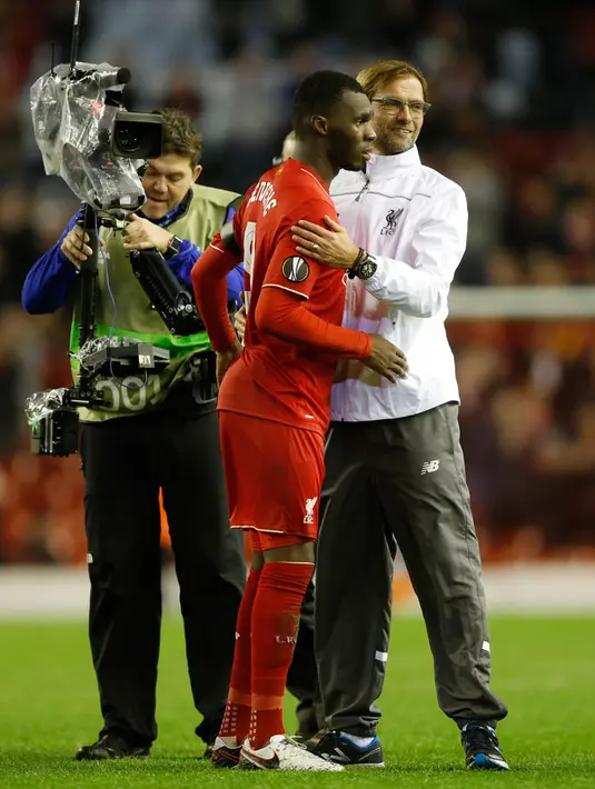 Pelatih Liverpool, Jurgen Klopp (kanan) merangkul penyerang Liverpool Christian Benteke usai pertandingan melawan Bordeaux di Stadion Anfield, Inggris (27/11). Liverpool menang atas Bordeaux dengan skor 2-1. (Reuters/Carl Recine)