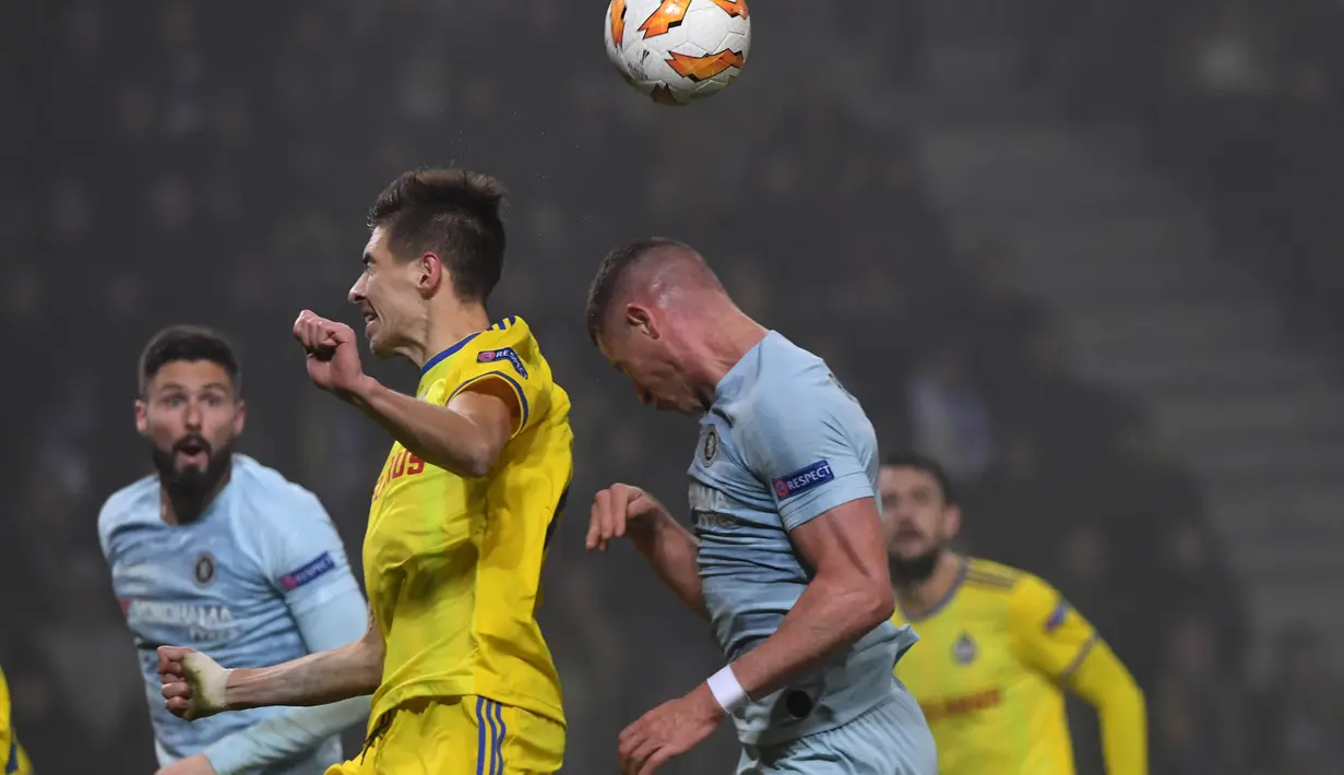 Gelandang Bate Borisiv, Aleksey Riov berduel dengan Ross Barkley di laga lanjutan Grup L Liga Europa 2018/19 yang berlangsung di Stadion Borisov Arena (9/11). Chelsea menang 1-0 (AFP/Kirill Kudrayavsev)
