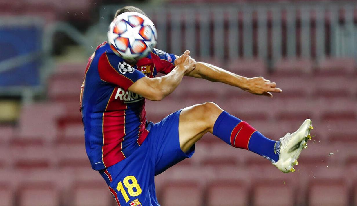 Bek Barcelona, Jordi Alba, menyundul bola saat melawan Dynamo Kiev pada laga Liga Champions di Stadion Camp Nou, Kamis (5/11/2020). Barcelona menang dengan skor 2-1. (AP/Joan Monfort)