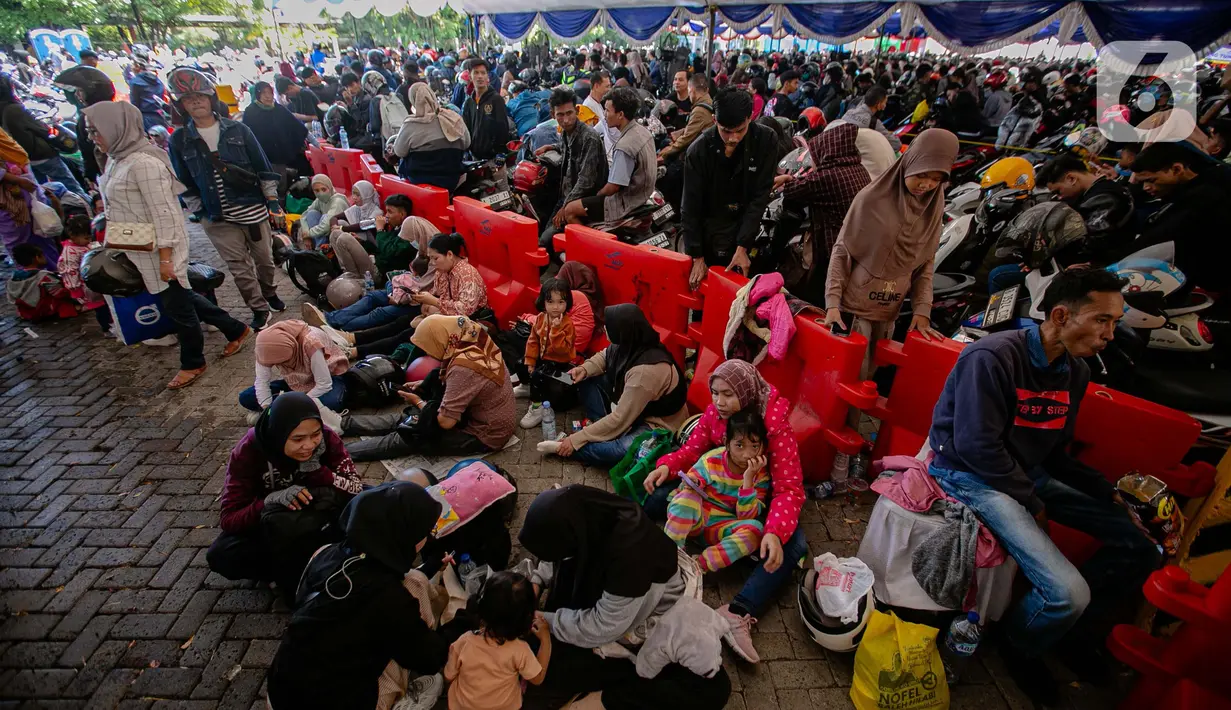 Area antre untuk pemotor di Pelabuhan Ciwandan masih minim fasilitas. (Liputan6.com/Angga Yuniar)