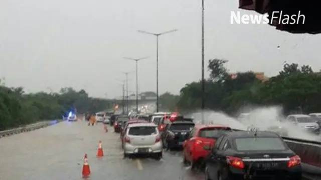 Banjir menggenangi ruas jalan di Tol JORR Bintaro menuju BSD, arus lalu lintas di tol macet, selasa 21/2/2017