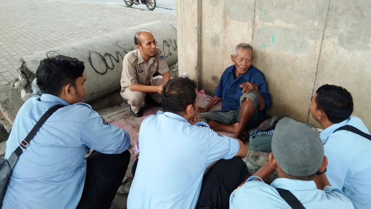 Dinas Sosial memindahkan pria yang mengaku veteran perang ke panti sosial (Dok. Dinas Sosial)
