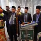 Aksi ritual 'Raja Bomoh' di Bandara Kuala Lumpur (Reuters/Damir Sagolj)