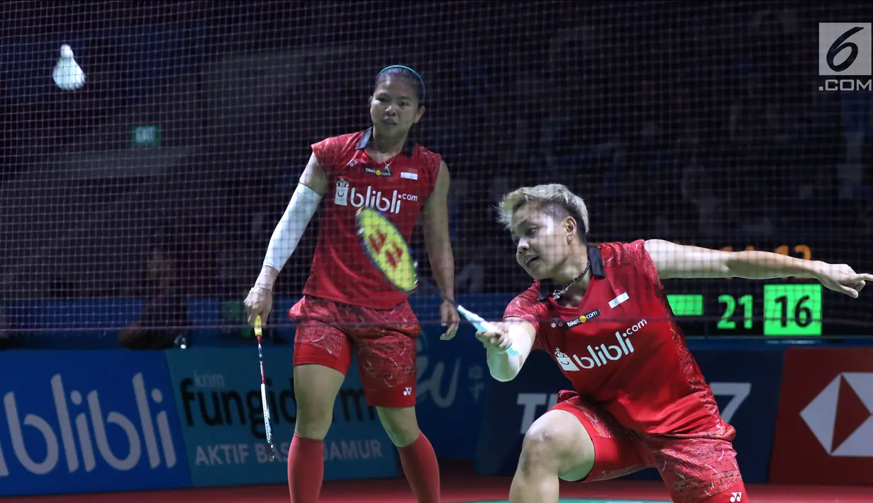 Ganda putri Indonesia, Greysia Polii/Apriyani Rahayu mengembalikan kok ke arah Maiken Fruergaard/Sara Thygesen (Denmark) pada babak pertama Indonesia Open 2018 di Istora GBK Jakarta, Selasa (3/7). Greysia/Apriyani unggul. (Liputan6.com/Helmi Fithriansyah)