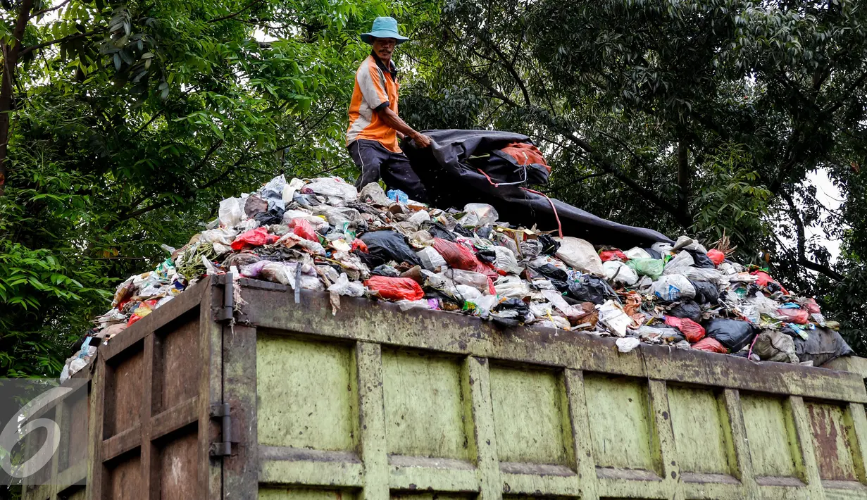 Seorang pekerja menutupi truk pengangkut sampah yang telah penuh dengan terpal, Lenteng Agung, Jakarta, Rabu (19/8/2015). Setiap hari sampah yang diangkut dari Kecamatan Jagakarsa mencapai kisaran 94 ton. (Liputan6.com/Yoppy Renato)