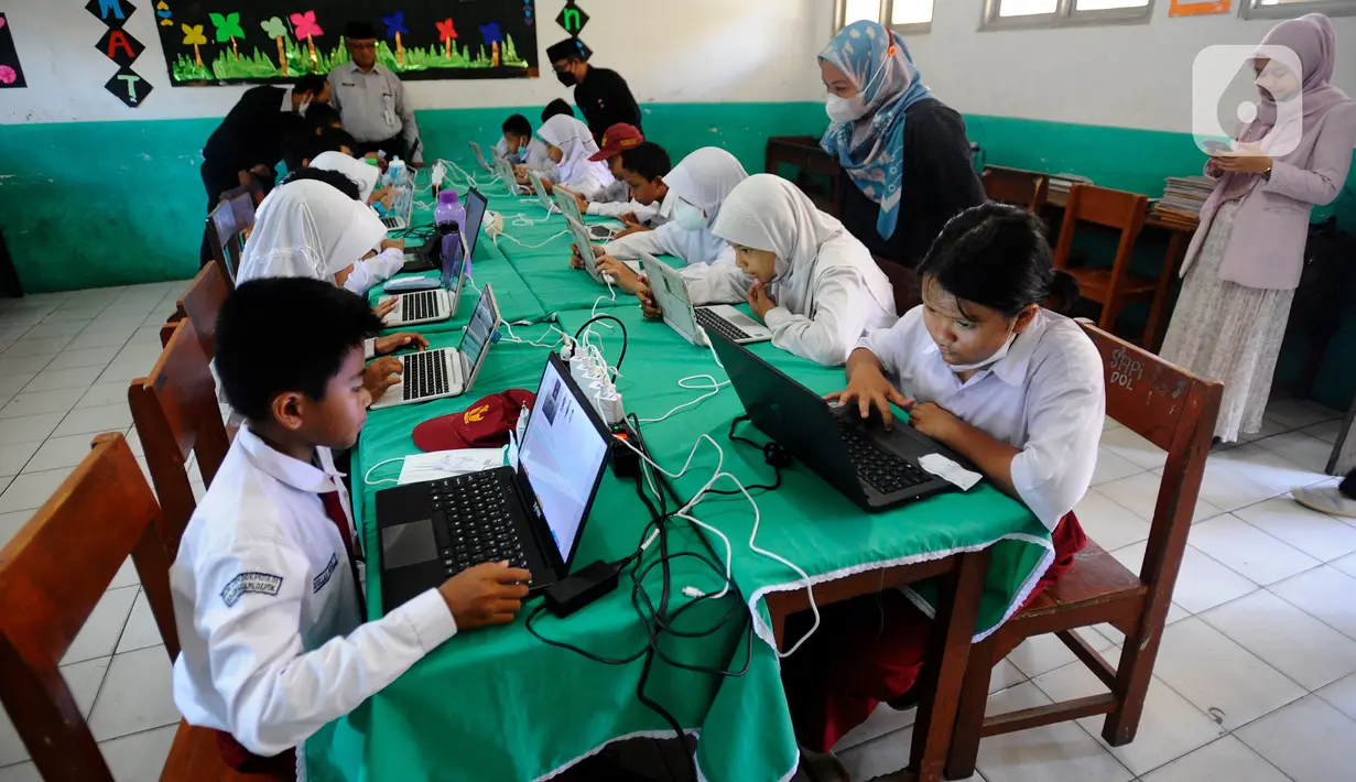 Sejumlah siswa SDN Pondok Petir 01 mengikuti Asesmen Nasional Berbasis Komputer (ANBK) di Depok, Jawa Barat, Selasa (4/10/2022). Dinas Pendidikan Kota Depok Bidang Pembinaan SD mensosialisasikan ANBK. (merdeka.com/Arie Basuki)