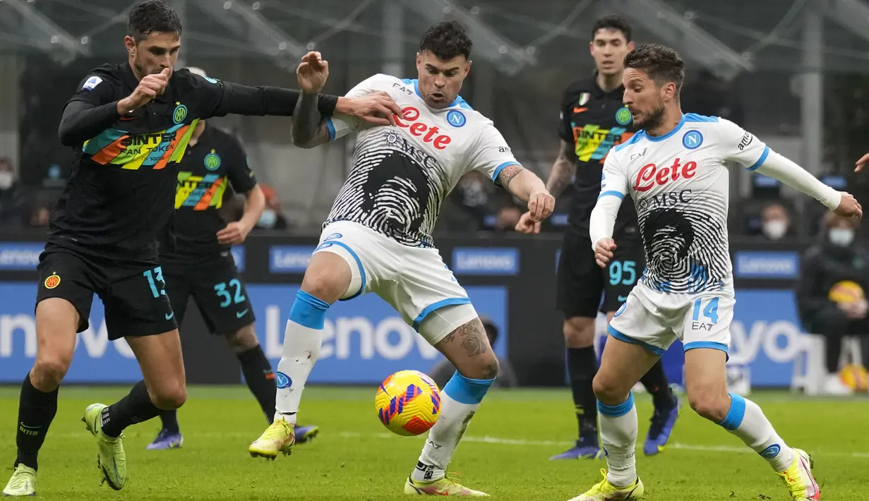 Bek Inter Milan Andrea Ranocchia berebut bola dengan pemain Napoli Andrea Petagna dan Dries Mertens dalam lanjutan Liga Italia di Giuseppe Meazza, Senin (22/11/2021) dini hari WIB. Inter Milan sukses mengandaskan Napoli dengan skor tipis 3-2. (AP Photo/Antonio Calanni)