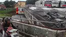 Ratusan gerbong tersebut tidak lagi masuk kualifikasi untuk dapat dioperasikan. Tampak dalam foto, warga melintas di jalan layang dekat Depo Kereta Rel Listrik (KRL) di Jalan Kampung Rawageni, Cipayung, Kota Depok, Jawa Barat, Selasa (20/01/2026). (Merdeka.com/Arie Basuki)